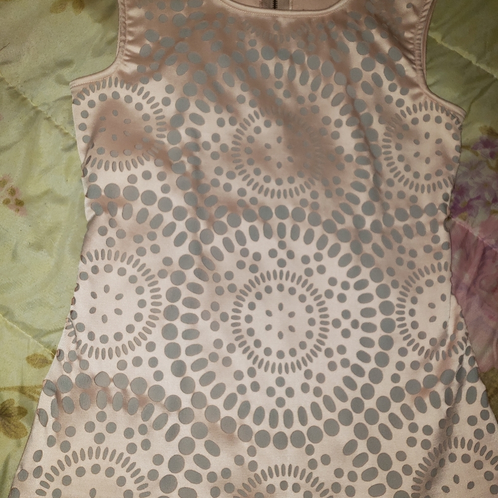 💙Stylish top, pale blush, light sheen with geometric diecut pattern. Gorgeous! - Picture 6 of 6